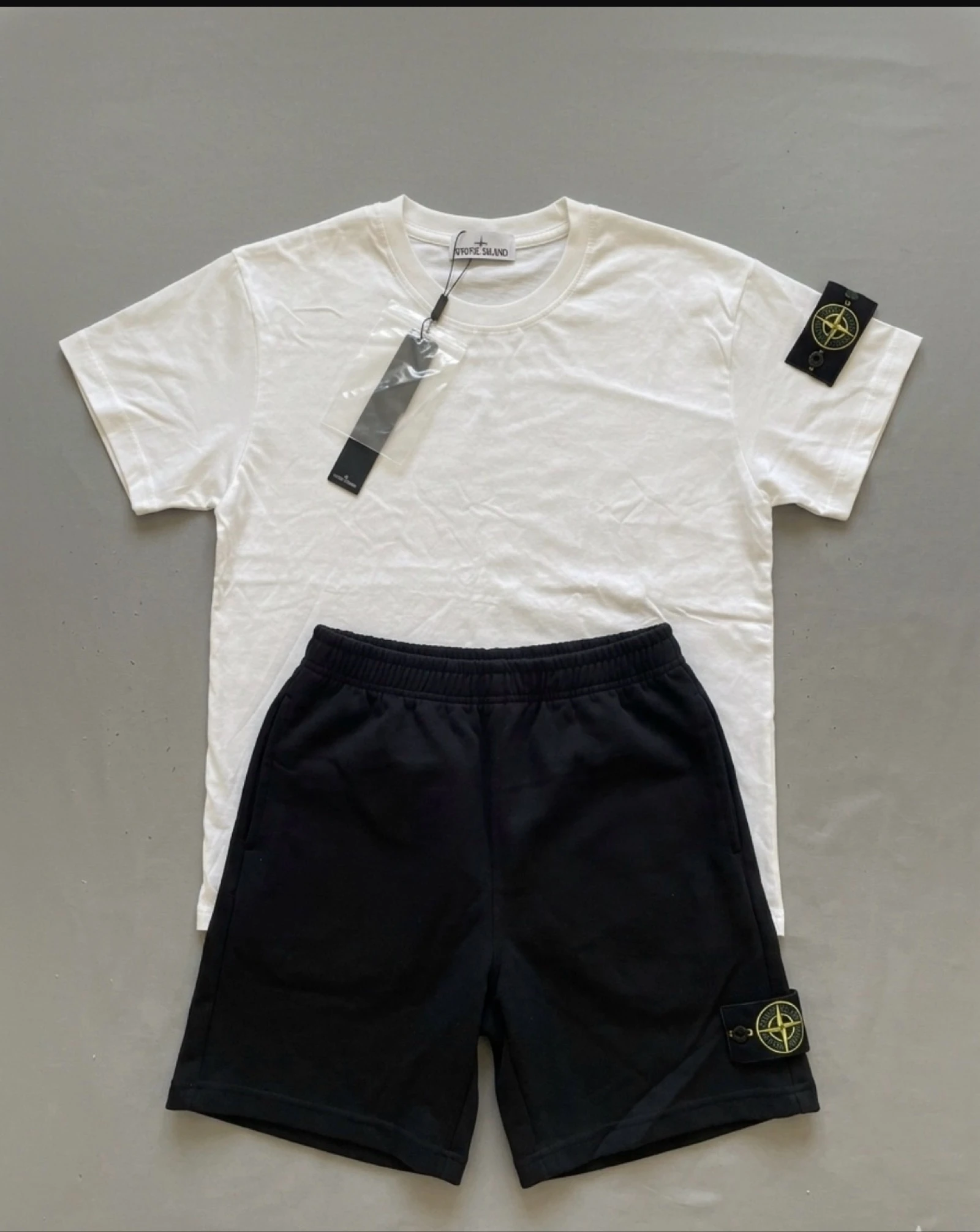 Ensemble Stone Island Blanc & Noir – Taille S – T-shirt + Short – Très bon état